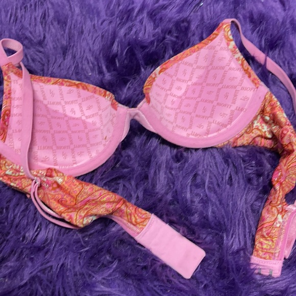 Victoria Bras sizes 34A-34B - Picture 6 of 9